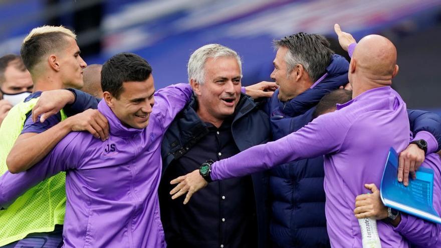 Mourinho celebra la clasificación con varios jugadores.