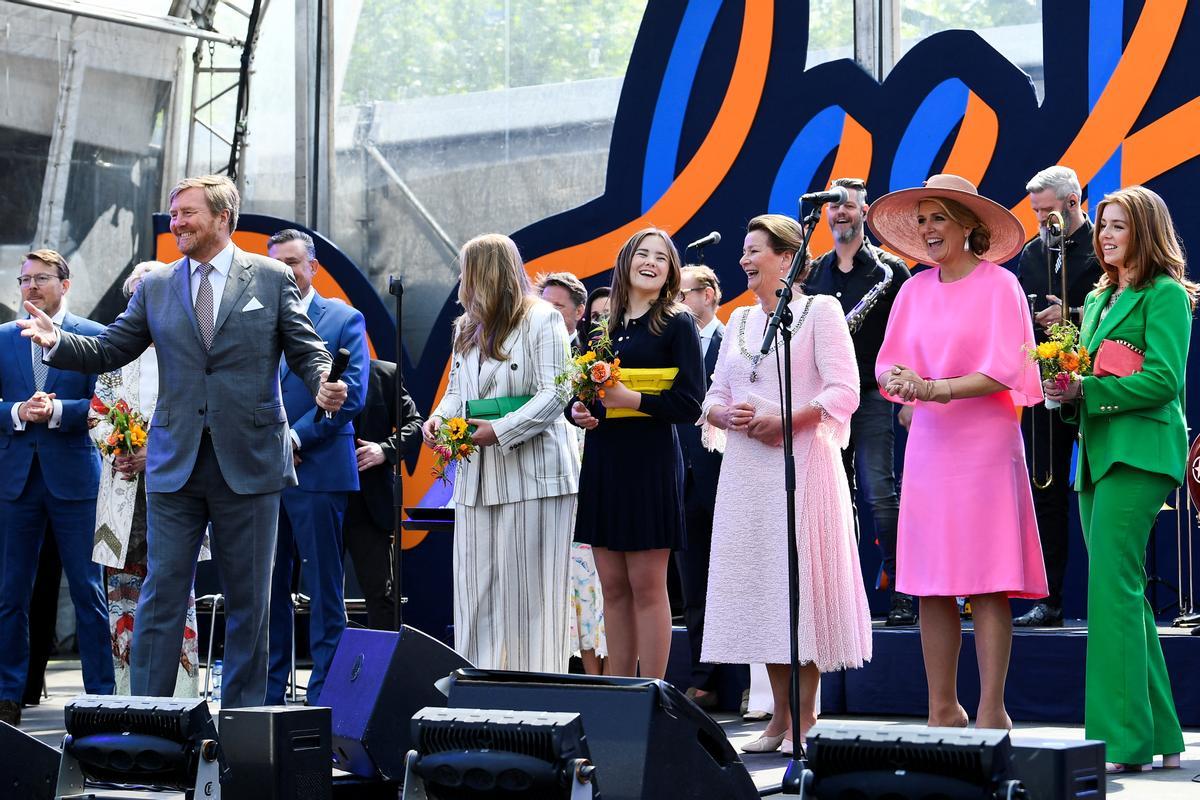 El rey Guillermo de Holanda gesticula en el escenario, junto a sus hijas Amalia, Ariane y Alexia, y a la reina Máxima y la alcaldesa de Maastricht, Annemarie Penn-te Strake, durante la celebración del Día del Rey.