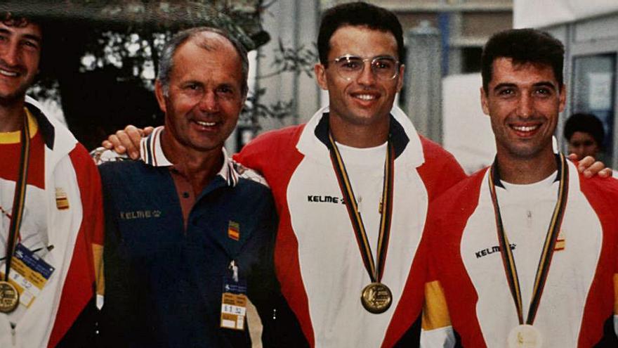 EL SUEÑO DE TODO DEPORTISTA. Alfonso Menéndez Vallín logró en 1992 el sueño de cualquier deportista: representar a España en unos Juegos Olímpicos. Y lo hizo en casa, en Barcelona, en la disciplina de tiro con arco. Otro portento del deporte avilesino fue el atleta Yago Lamela. 