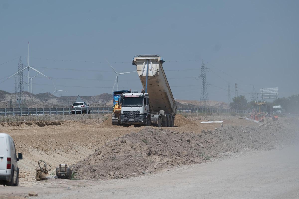 Un camión descarga tierra en las obras de la A-68.