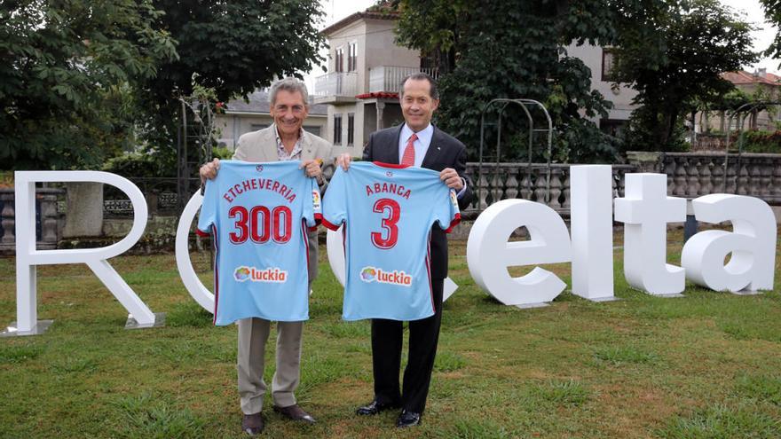 Mouriño y Escotet, con una camiseta del Celta // MG BREA