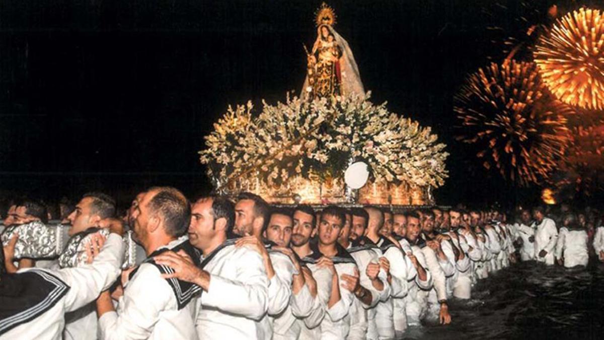 Procesión marinera de la Virgen del Carmen en Los Boliches.