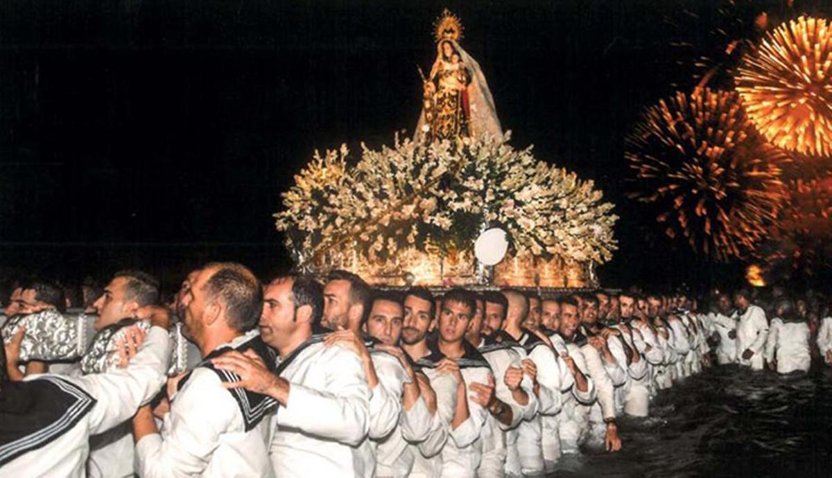 Procesión marinera de la Virgen del Carmen en Los Boliches.