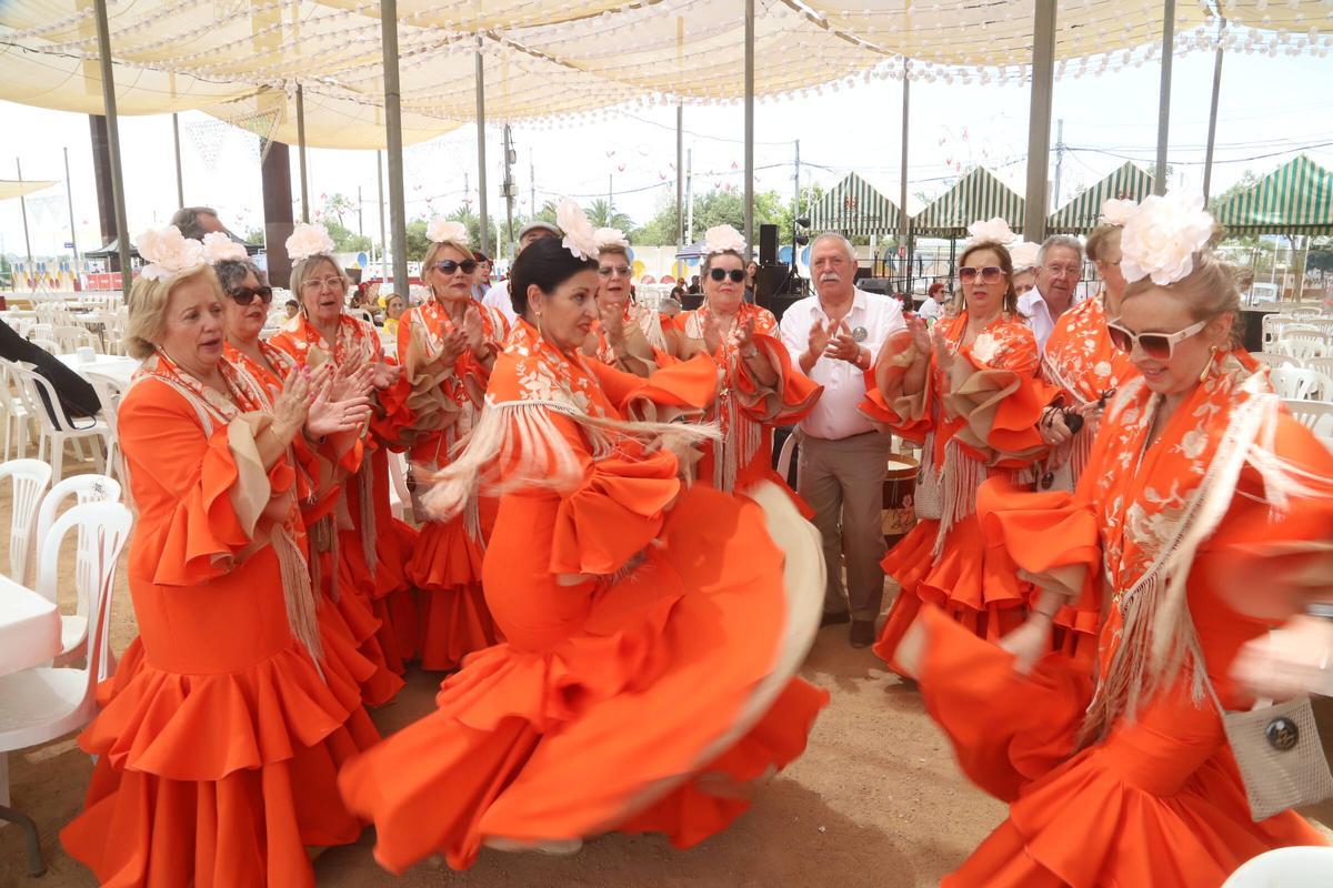 Mujeres bailando sevillanas este lunes en la Feria de Córdoba.