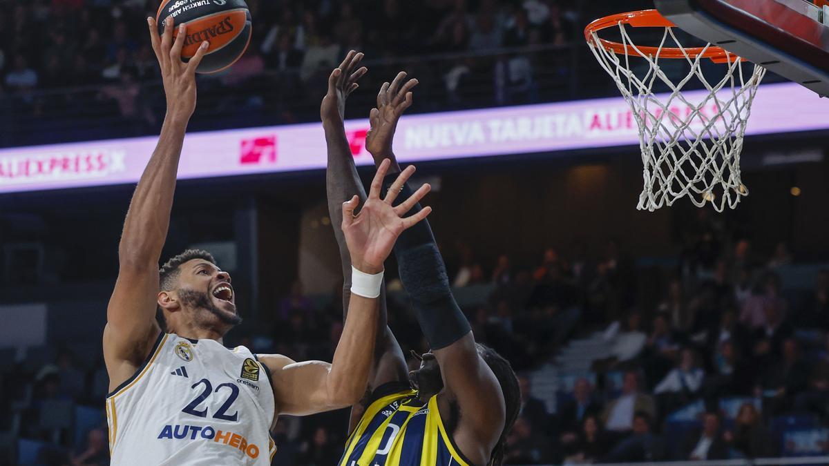 El Fenerbahce se aprovecha de un Real Madrid que pierde fuelle en casa.