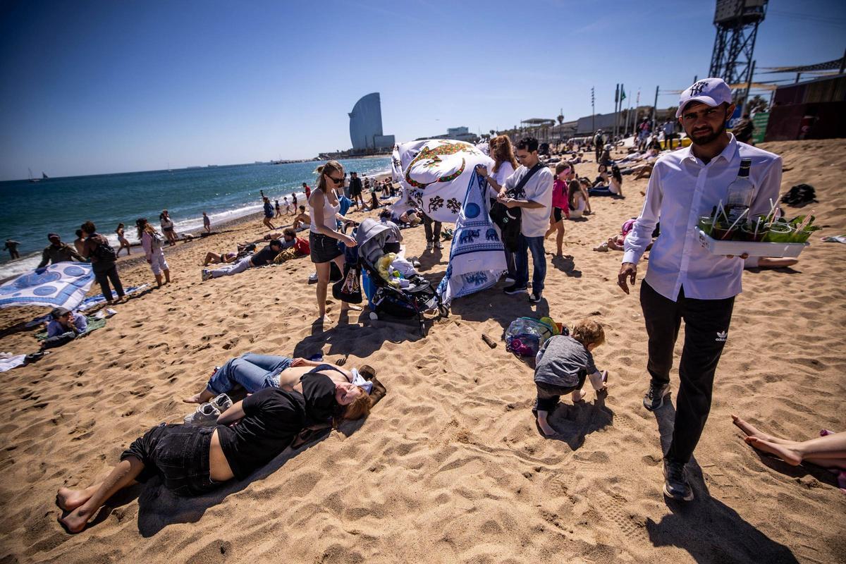 Ambiente de verano en las playas de Barcelona por Semana Santa