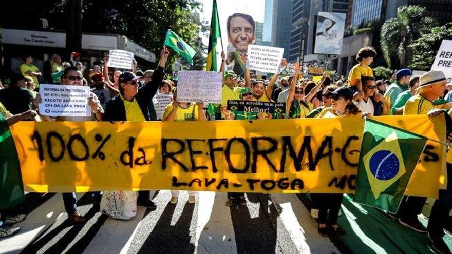 Bolsonaro recibe el apoyo masivo de sus seguidores en momentos de tensión