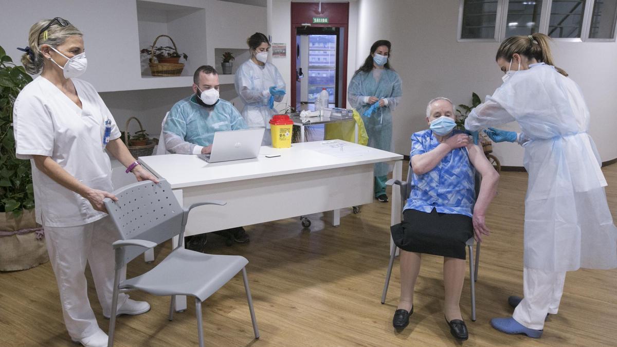 La primera vacunada en Asturias, en la residencia Mixta de Gijón.