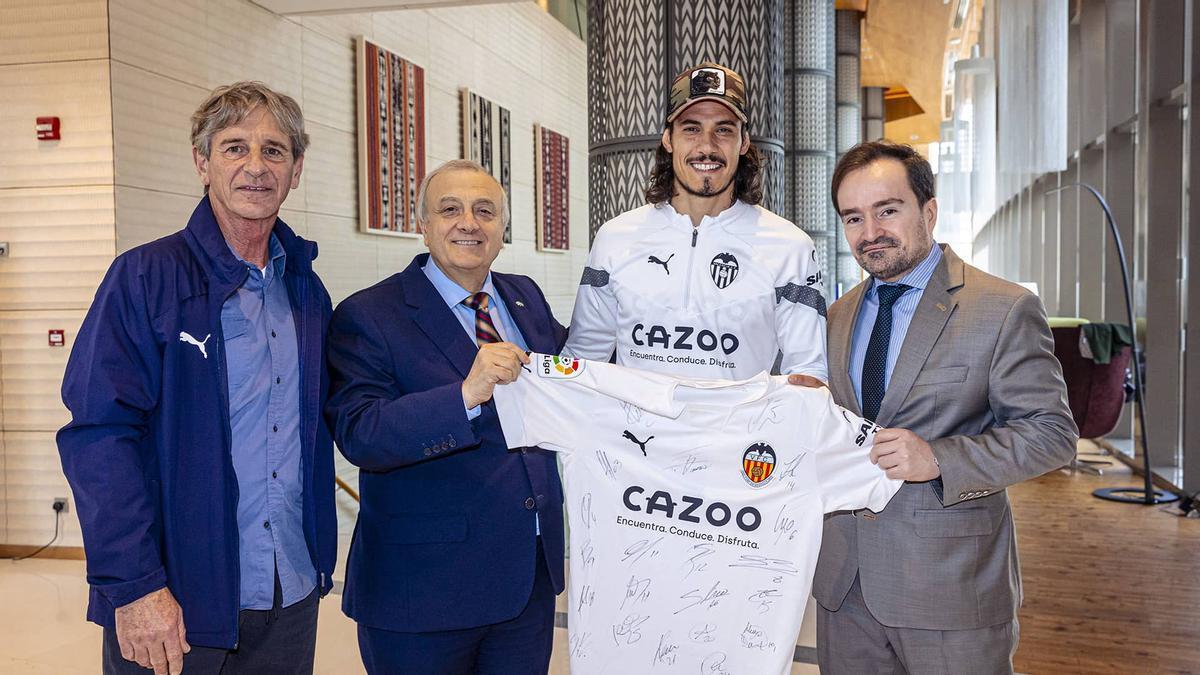 El Valencia CF ha recibido este miércoles la visita del embajador de Uruguay en Arabia Saudí, Nelson Yemíl Chabén