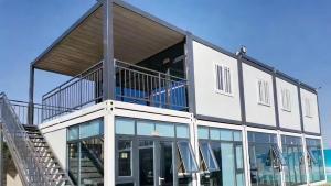 Una casa de dos pisos por 14.000 euros: la alternativa prefabricada que gana terreno a la vivienda tradicional