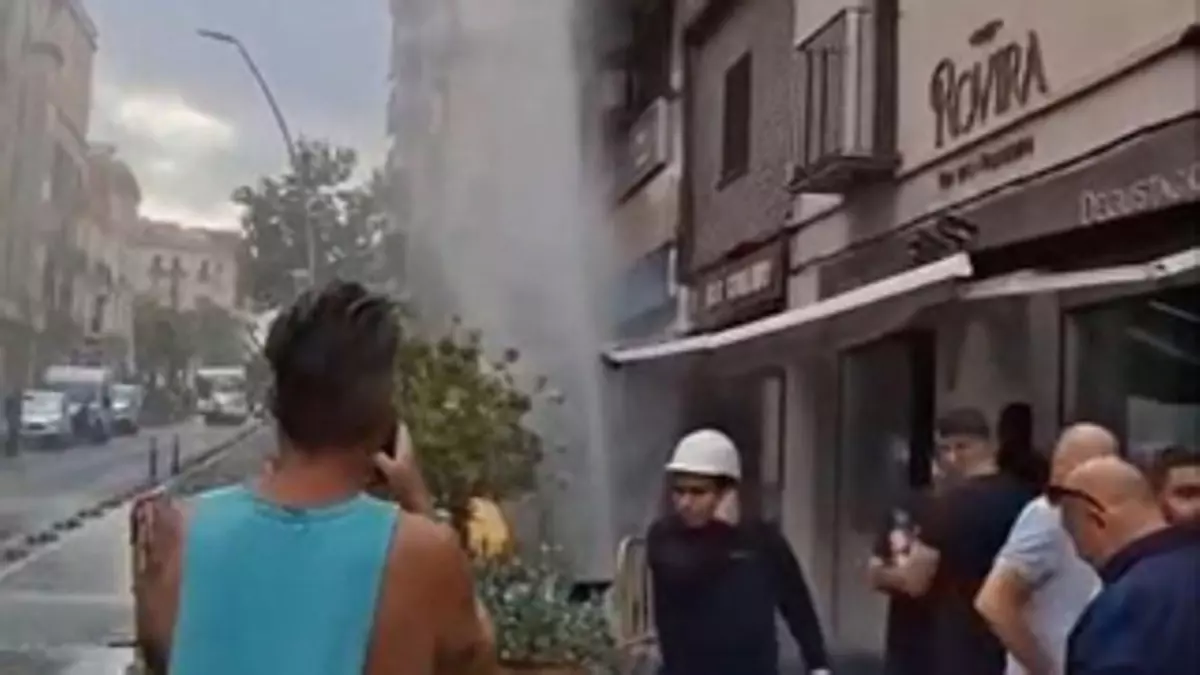 Una espectacular fuga de agua riega la carretera de Collblanc de L'Hospitalet