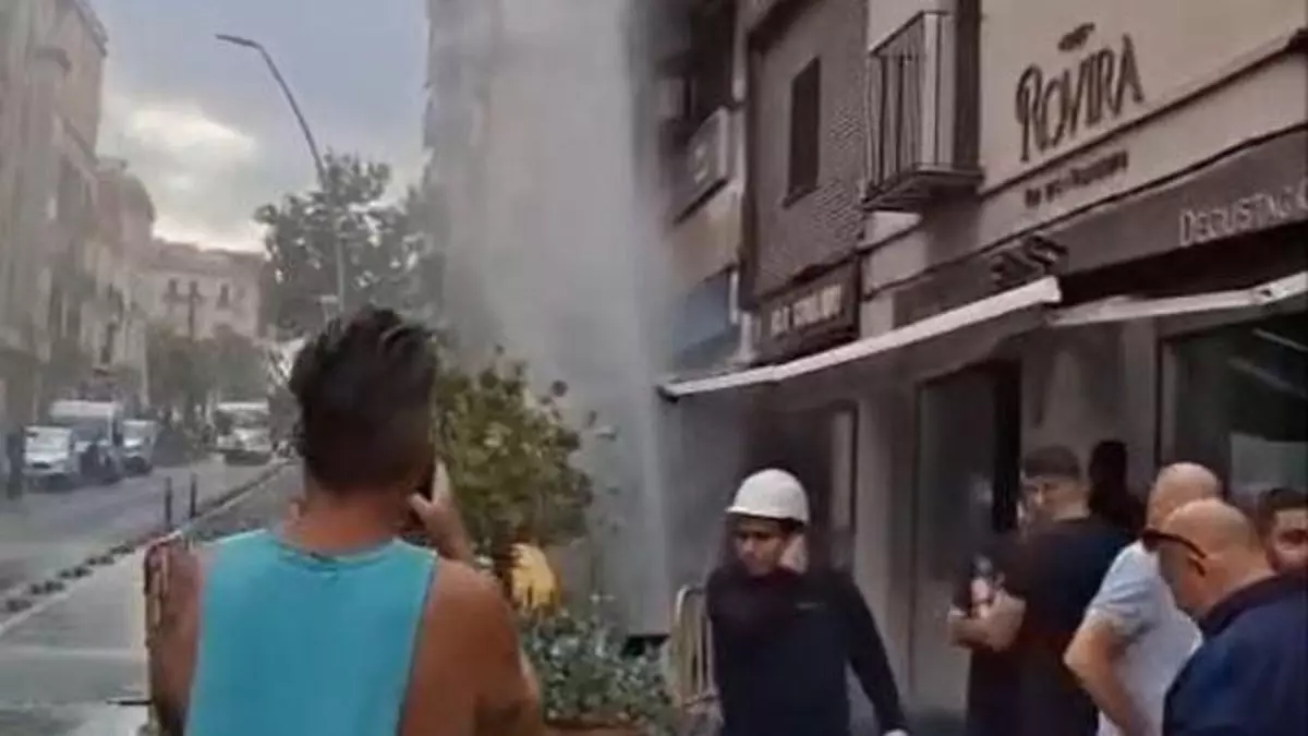 Una espectacular fuga de agua riega la carretera de Collblanc de L'Hospitalet