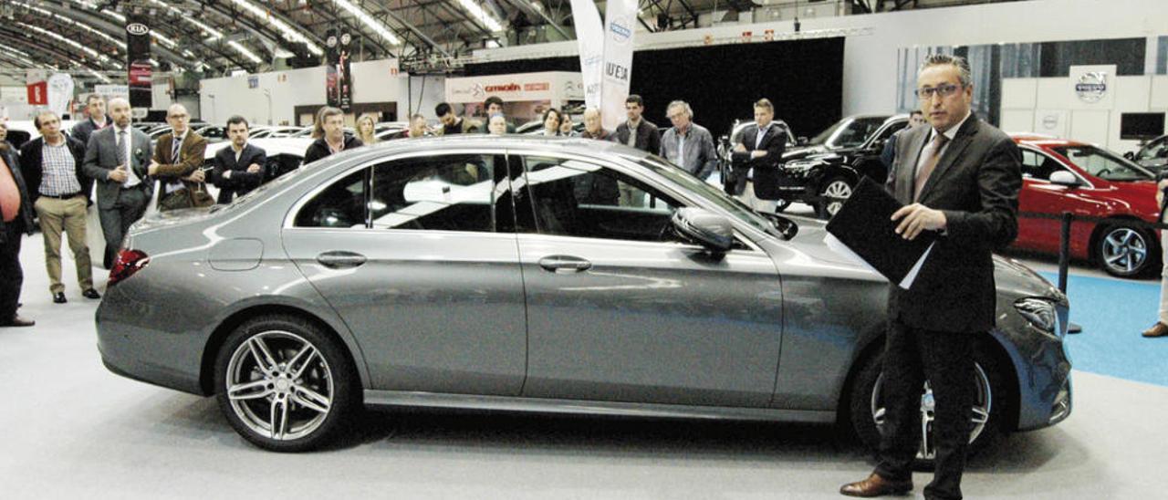 Javier García Machuca, Director Comercial de Louzao Vigo, durante la presentación del Mercedes Clase E que el concesionario hizo en el Salón del Automóvil de Vigo. // R.R.