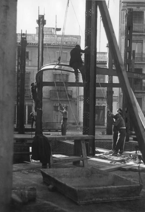 Los operarios del acero   Las 45 fotografías  realizadas entre 1935 y 1936, permiten conocer los métodos de construcción de la época, los materiales utilizados (cemento y acero, principalmente), los medios de transporte (carretas tiradas por burros) o las condiciones laborales de los trabajadores, que no disponían de grandes medidas de seguridad (sin casco, por ejemplo) y vestían con ropa de calle. Las fotografías de esta página muestran los trabajos en el sótano del edificio.