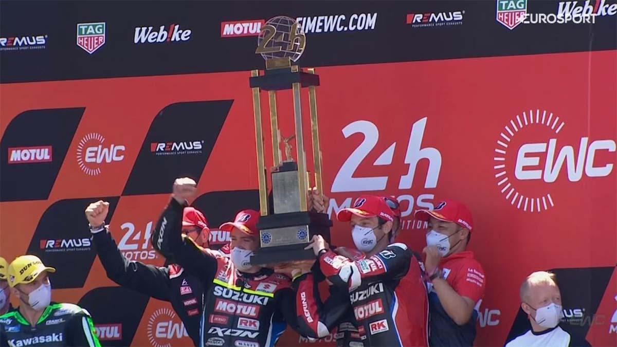 Black, Guintoli y Simeon con el trofeo de campeones