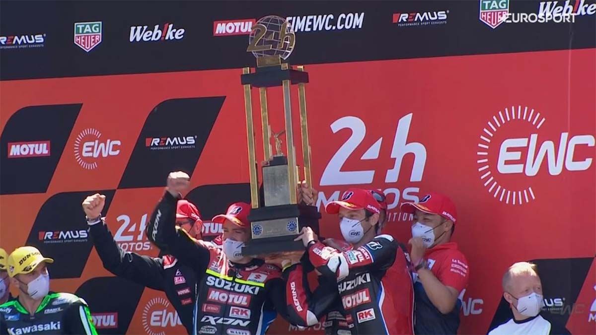 Black, Guintoli y Simeon con el trofeo de campeones