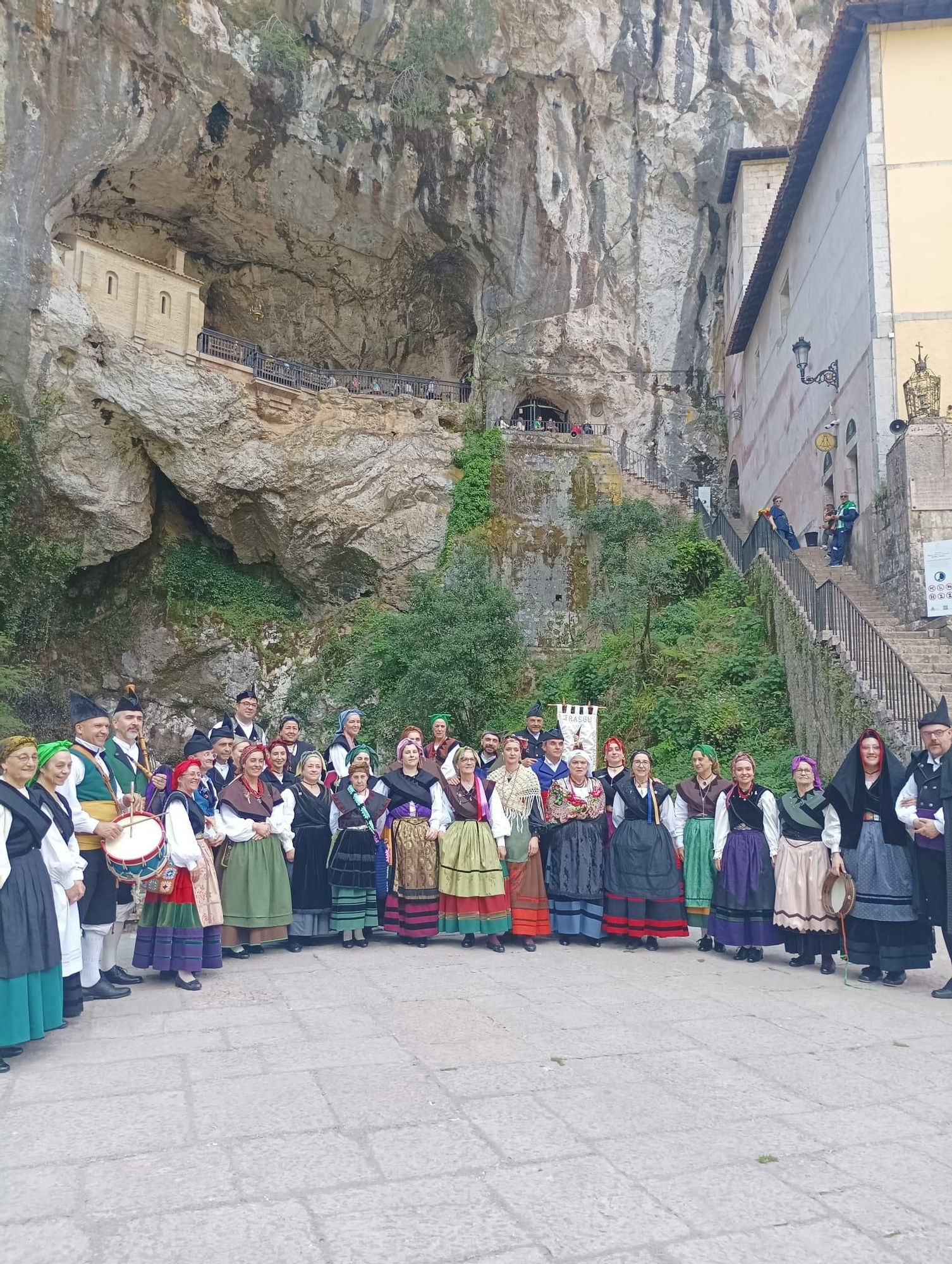 Visita a Covadonga del grupo Trasgu, de Oviedo