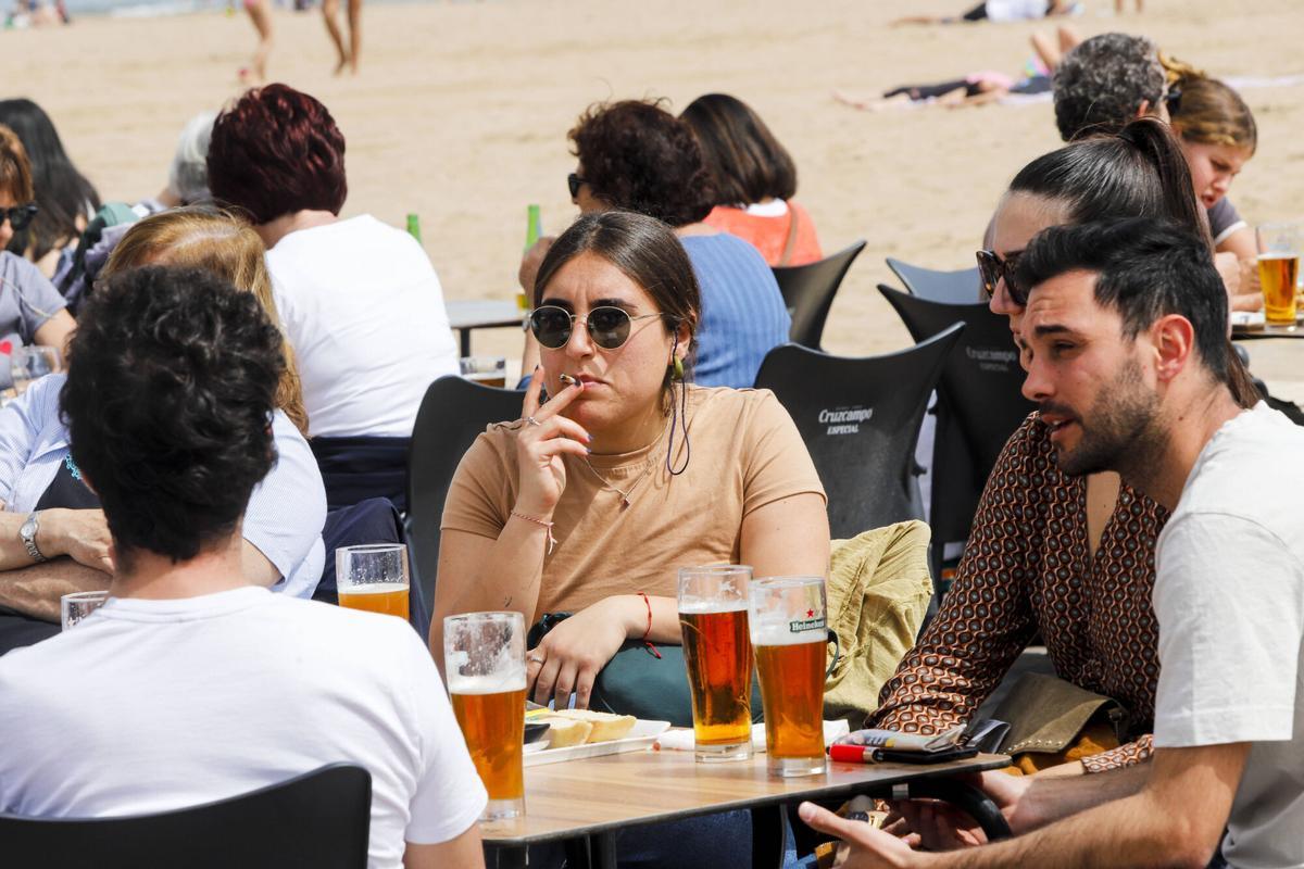 VALENCIA.VLC. LOS HOSELEROS OPINAN SOBRE LA NUEVA LEY DEL TABACO. RESTAURANTES . BARES . TERRAZAS . FUMADORES . " LEY DEL TABACO "