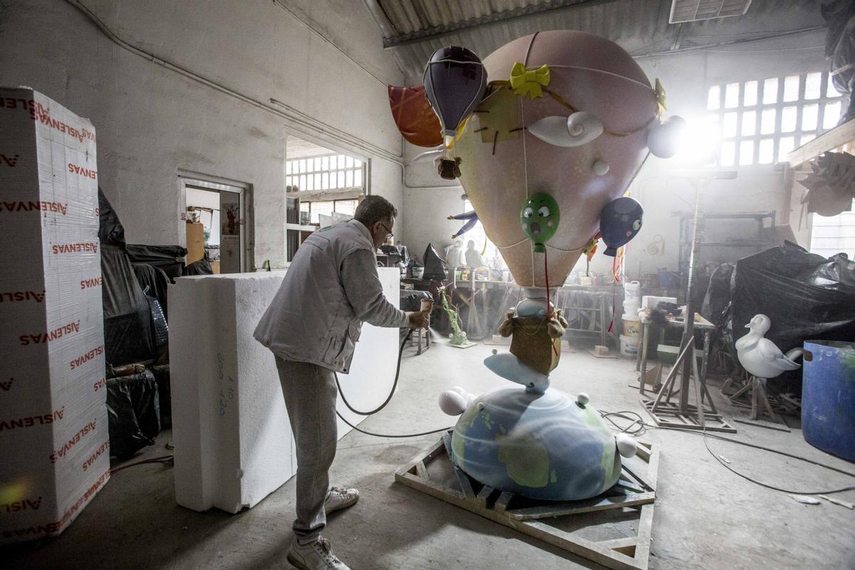 Constructores de Hogueras que plantan en Valencia terminan los últimos retoques de sus monumentos