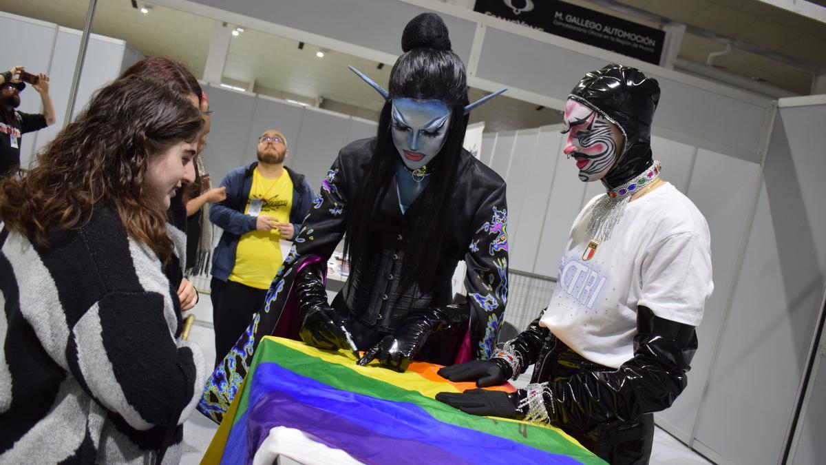Dos visitantes en el Salón del Manga 'Winter Freak'.