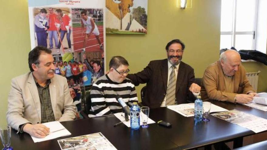 El alcalde, izda., junto a un participante, un representante de Aspronaga y el presidente de Special Olympic. / l.o.