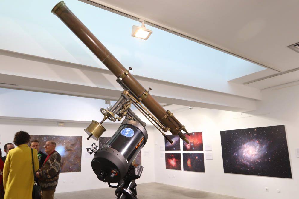 Sa Nostra Sala acoge una exposición de fotografías del firmamento e instrumental de la Agrupació Astronòmica d´Eivissa.