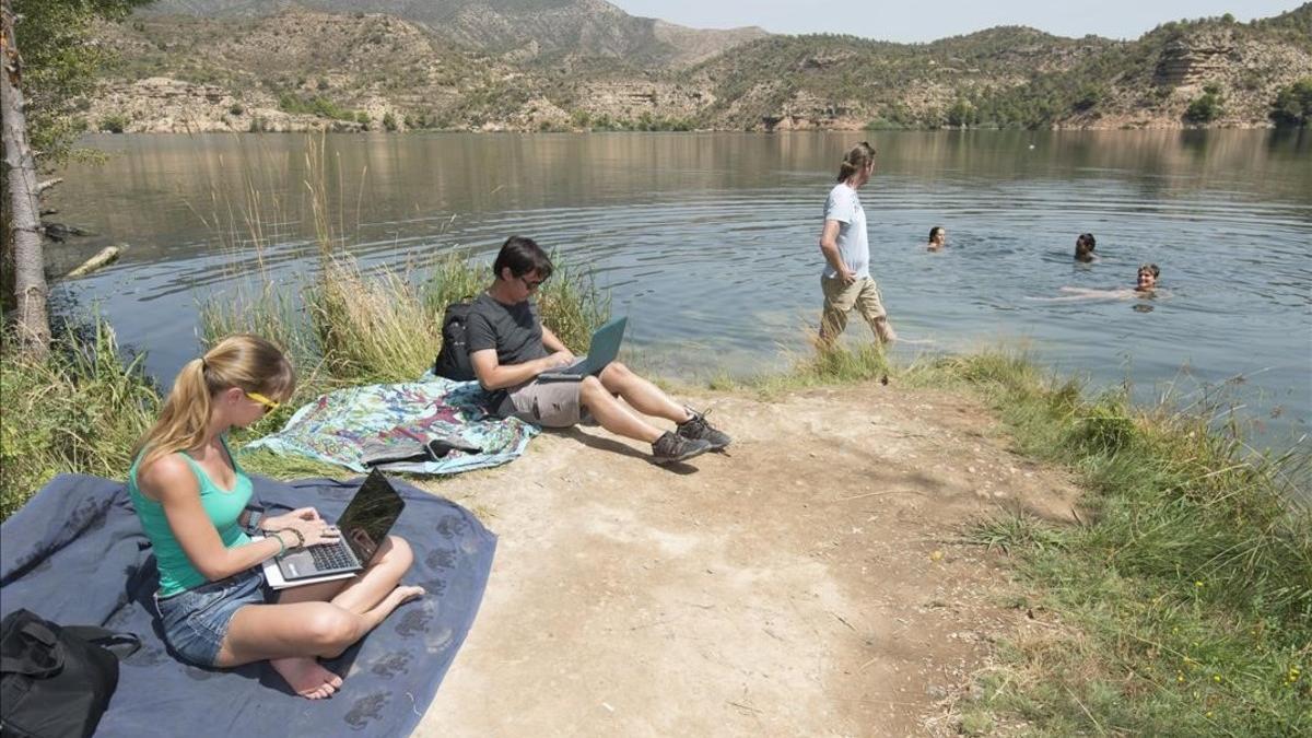 Un grupo de trabajadores en el safari de 'coworking' en Riba-roja.