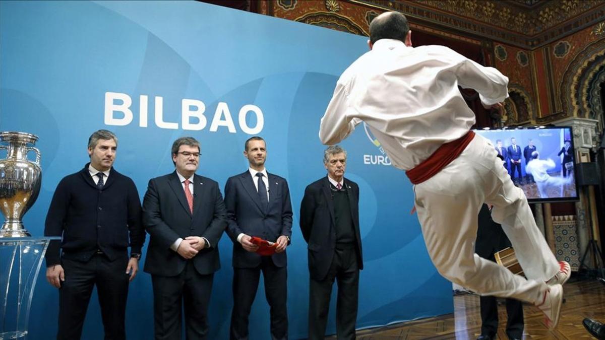 Aurreku de honor para los asistentes a la presentación del logo de Bilbao de la Euro 2020