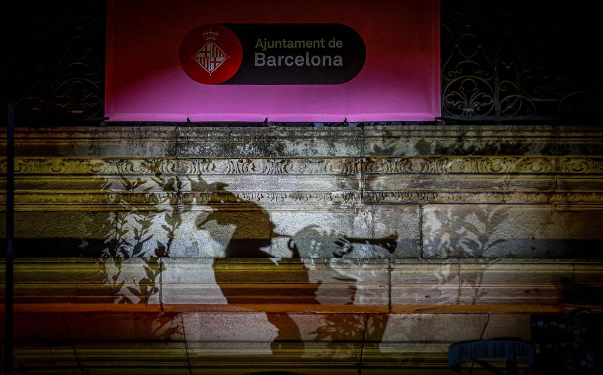 Cercavila de incio del Carnaval de Barcelona. El recorrido ha empezado al inicio de la Rambla para dirigirse al Palau de la Virreina, donde ha habido un espectáculo y una 'taronjada' ( confeti y globos)