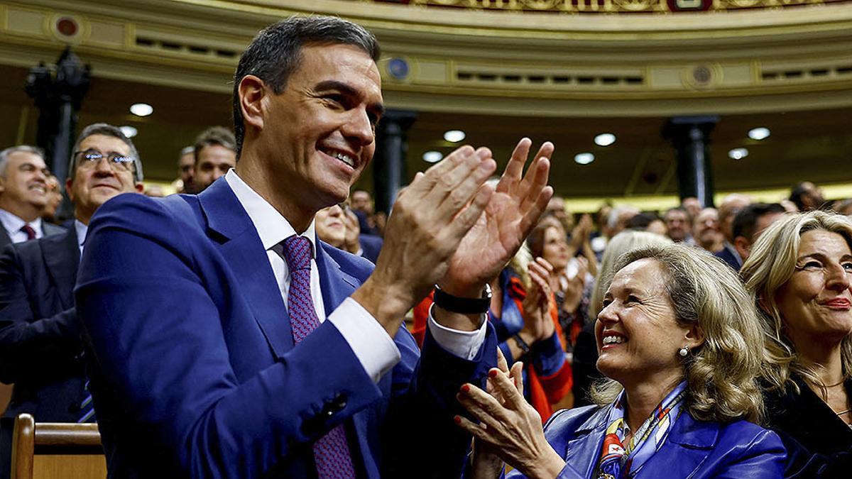 Pedro Sánchez celebra su reelección como presidente del Gobierno tras la segunda sesión de investidura.