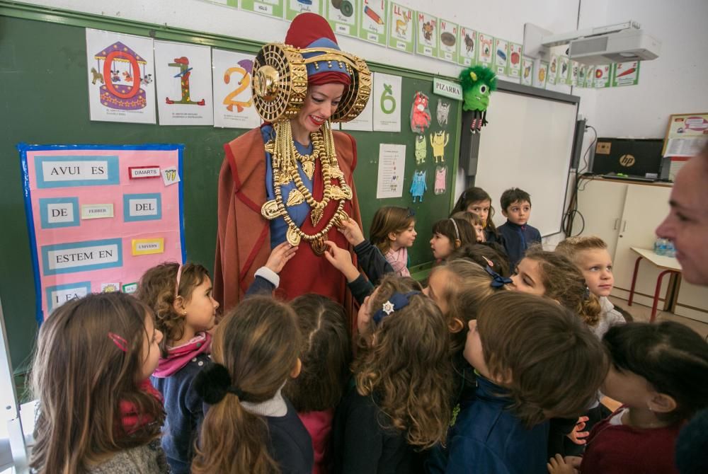 La Dama Viviente visita los colegios de Elche