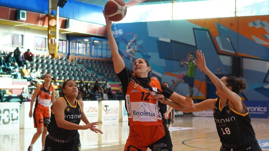 Ornella Santana trata de hacerse con el balón en el duelo entre Recoletas Zamora y Jairis.