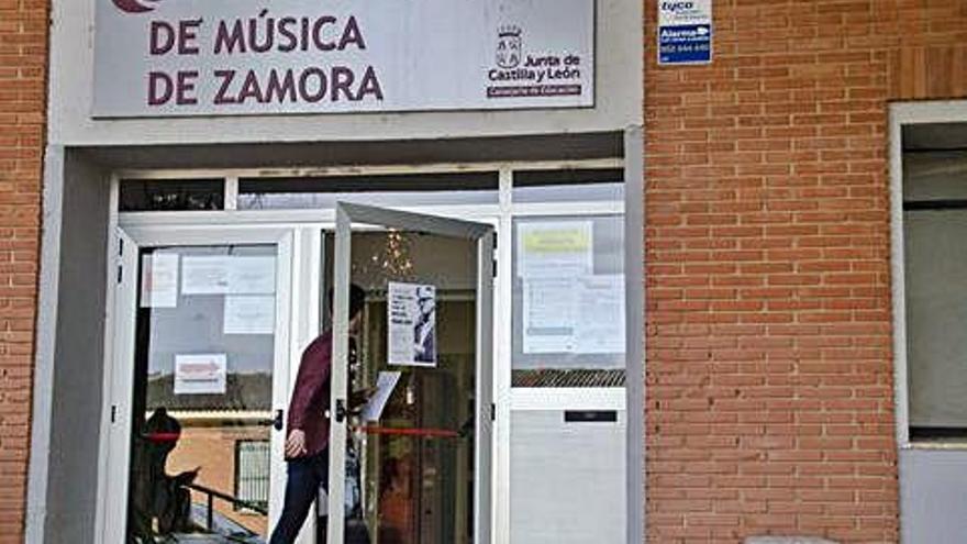 Un hombre accede al edificio del Conservatorio Profesional.