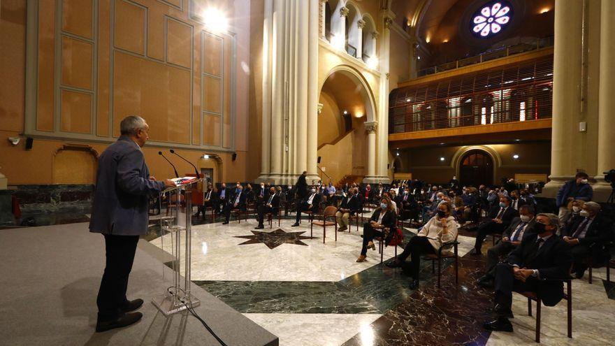 El presidente del COE, Alejandro Blanco, se dirige ante un nutrido grupo de empresarios y representantes sociales de Aragón, en la Sala de la Corona del Pignatelli.