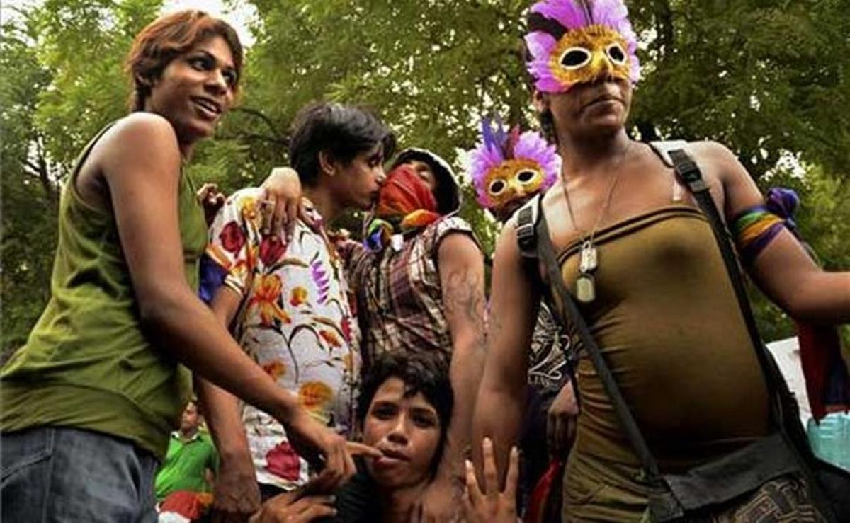 Partidaris dels drets dels gais posen durant una reunió per commemorar l’aniversari de la despenalització de les relacions homosexuals pel Tribunal Superior de Delhi, a l’Índia.