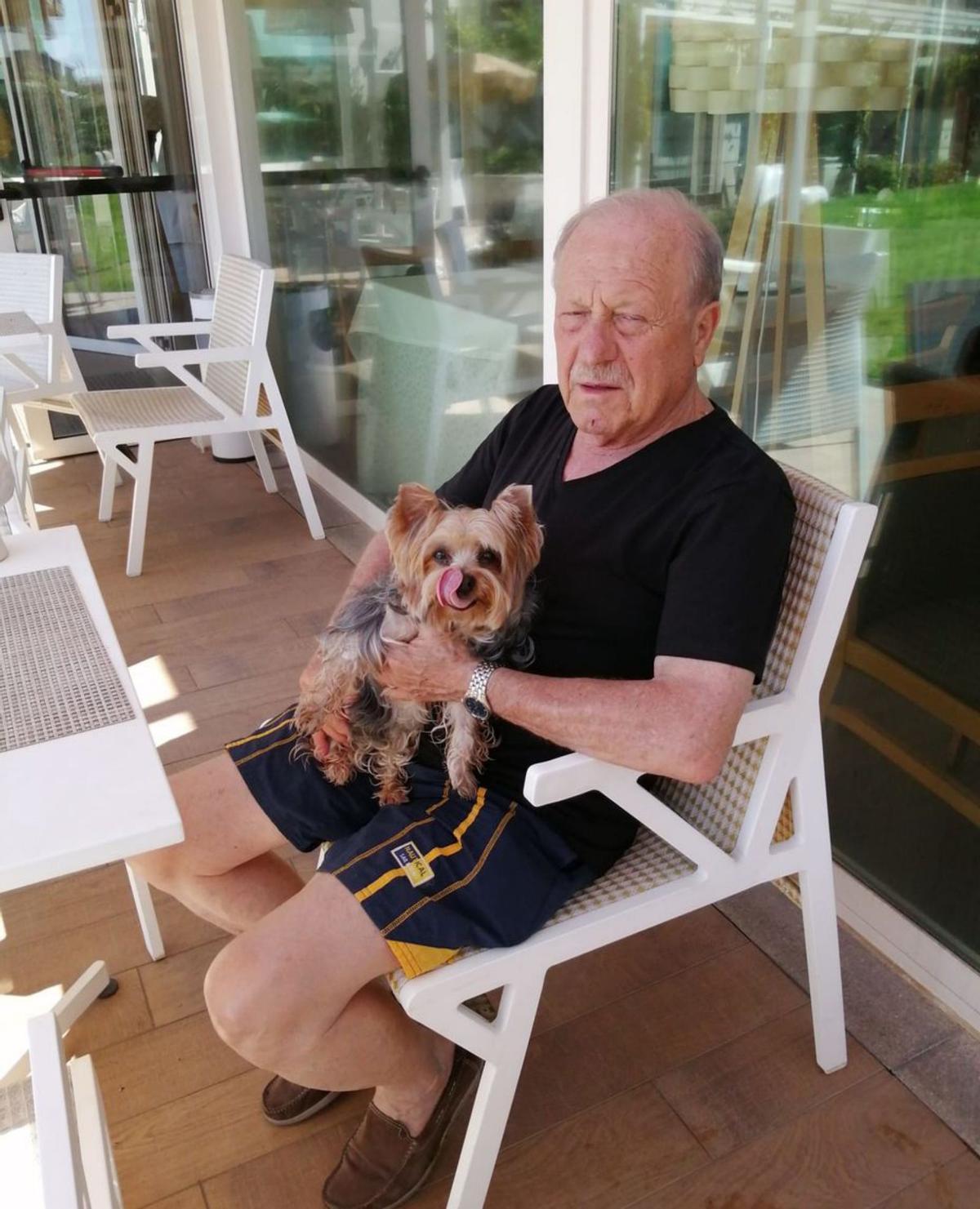 Recuerdo de sanXenXo.  José Ramón Magdalena, en una imagen de archivo durante unas vacaciones en Sanxenxo (Galicia), con la perrita en sus brazos. Junto a estas líneas, reproducción de la esquela. | Cedida por la familia