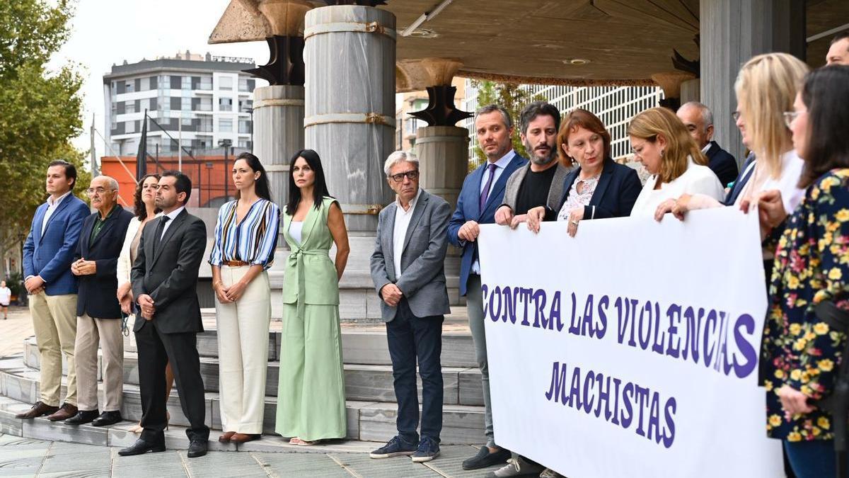 Los seis deputados de Vox presentes en el minuto de silencio se colocaron separados del resto de grupos.