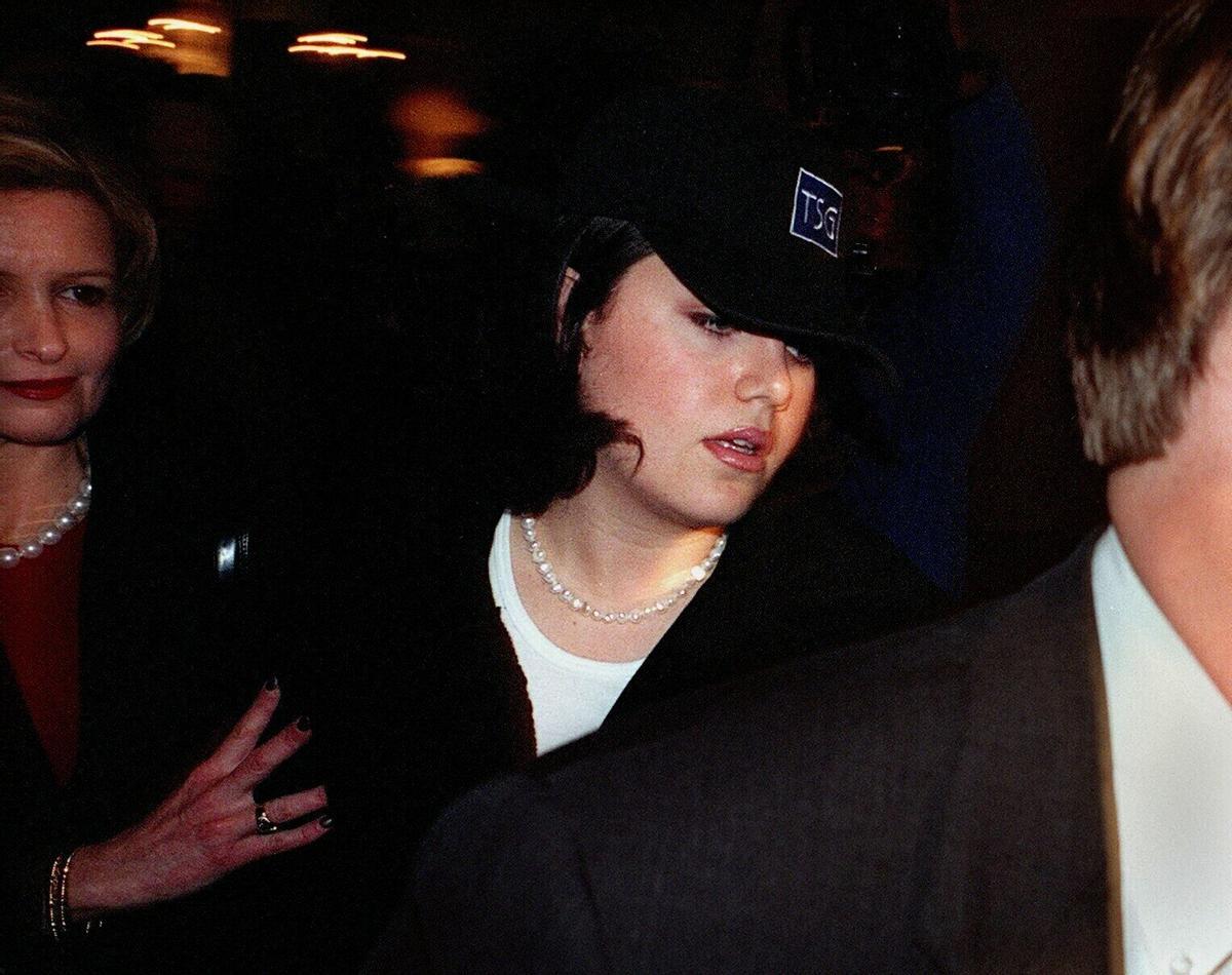 EFE -BOB PEARSON-23/01/99-WASHINGTON- DCA07 - 19990123 - WASHINGTON, DC, UNITED STATES : Former White House intern Monica Lewinsky (C) is escorted by an unidentified aide (L) and bodyguards, arriving at her hotel in Washington, DC, 23 January. Lewinsky was called to return to Washington by a US federal court judge who ordered her to talk to US House of Representatives managers prosecuting US President Bill Clinton in his impeachment trial. EPA PHOTO AFP/BOB PEARSON