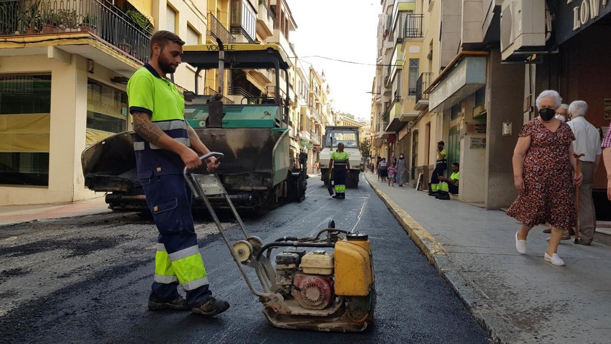Trabajos de asfaltado en una calle de Lucena.