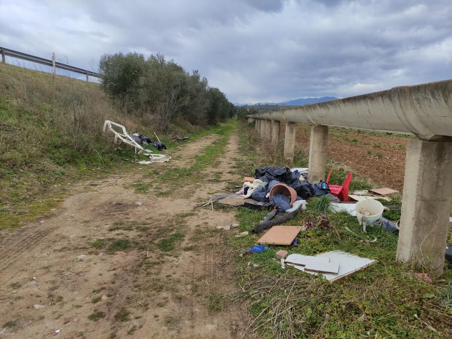 El confinament perimetral redescobreix l'incivisme en els camins