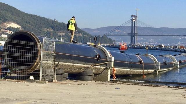 Revisión de un tramo del emisario, en Domaio, en 2016. | FdV