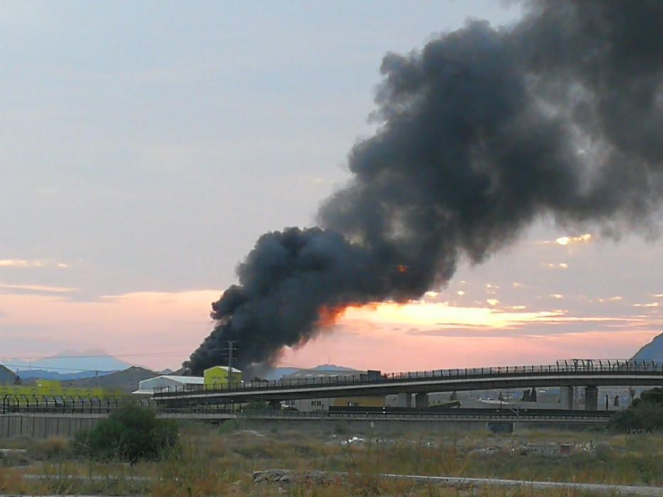 Los bomberos tratan de sofocar un virulento incendio en una planta de residuos de AIicante
