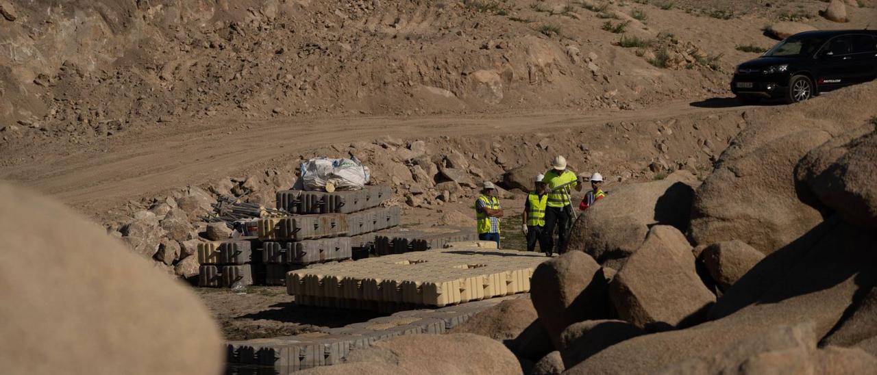 Preparación de la plataforma flotante en la margen del embalse de Almendra para la captación provisional de agua . | José Luis Fernández