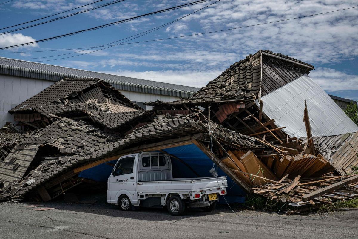 Una casa se derrumbó en un automóvil en Yatsushiro, prefectura de Kumamoto, el 29 de julio de 2026, después de que un terremoto sacudió el suroeste de Japón el día anterior. (Foto de Yuichi YAMAZAKI / AFP)