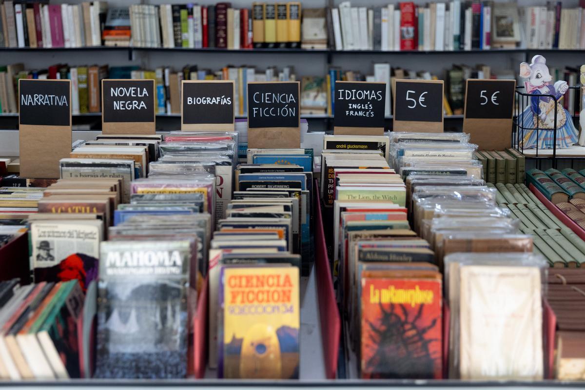 03/05/2024 Un puesto durante la 46 edición de la Feria del Libro Antiguo y Ocasión, a 3 de mayo de 2024, en Madrid (España). El Paseo de Recoletos vuelve a acoger un año más la Feria del Libro Antiguo y de Ocasión de Madrid, que con ésta suma ya 46 ediciones y que en este caso se celebra hasta el 19 de mayo con 37 librerías especializadas de distintos puntos de la geografía española. Está organizado desde 1977, por la Asociación de Libreros de Lance de Madrid. CULTURA Eduardo Parra - Europa Press