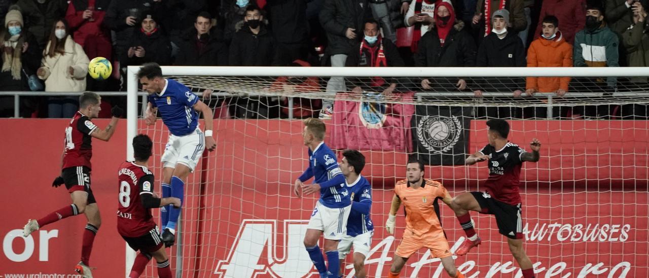 Una acción del Mirandés-Oviedo en Anduva que acabó con 1-1