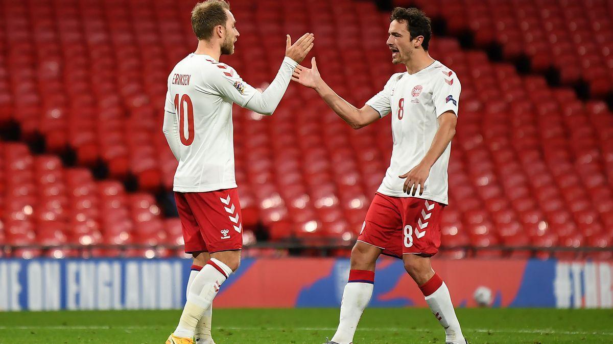 Thomas Delaney, con Dinamarca, saluda a Christian Eriksen.