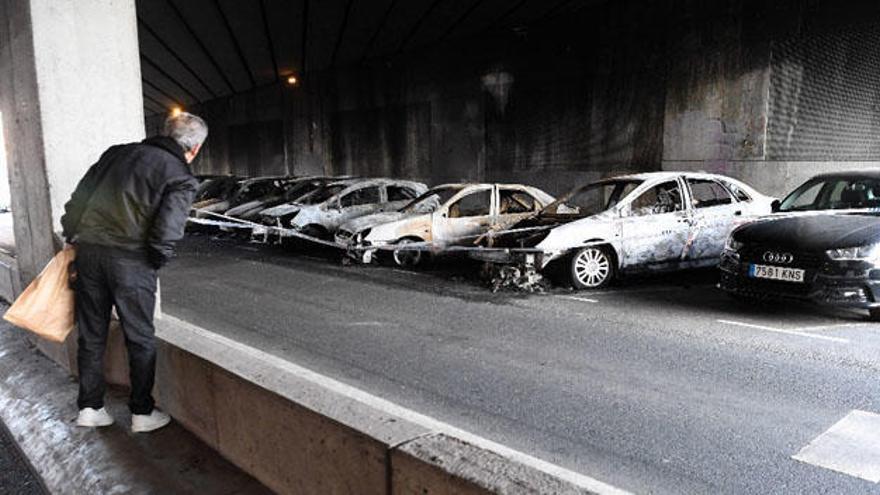 Siete coches calcinados por un fuego en la calle Posse