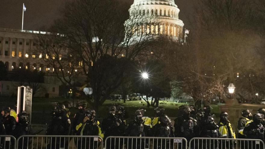 Agentes de la Policía frente al Capitolio de EEUU durante el asalto.