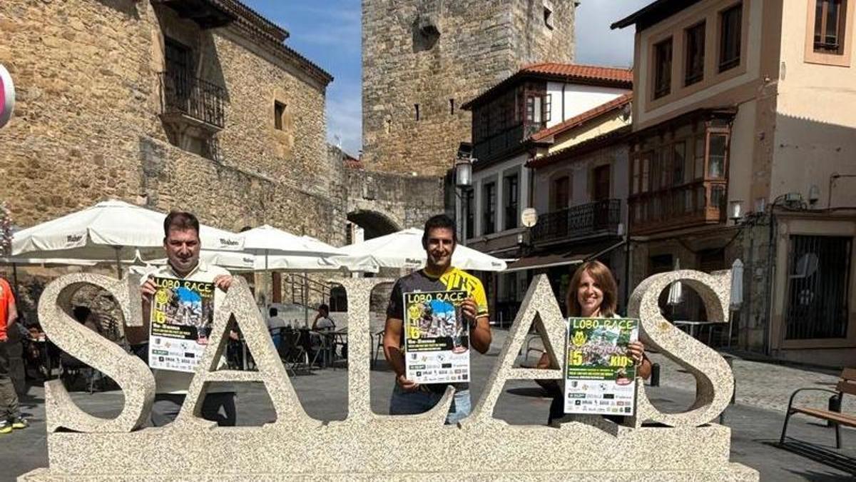 Sergio Hidalgo, David Pérez y Sonia García con los carteles del evento junto a las "letronas" de Salas.